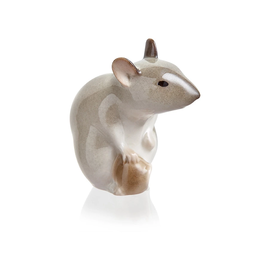 Скульптура ИФЗ Мышь с орехом палевая, фарфор твердый