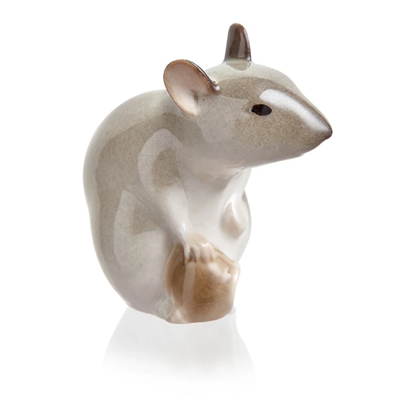 Скульптура ИФЗ Мышь с орехом палевая, фарфор твердый