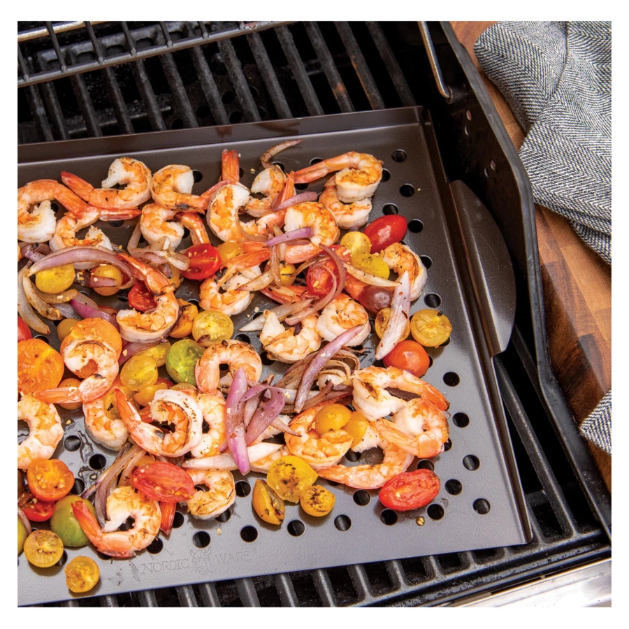 Противень для гриля антипригарный Nordic Ware с перфорацией 29х36 см, сталь нержавеющая