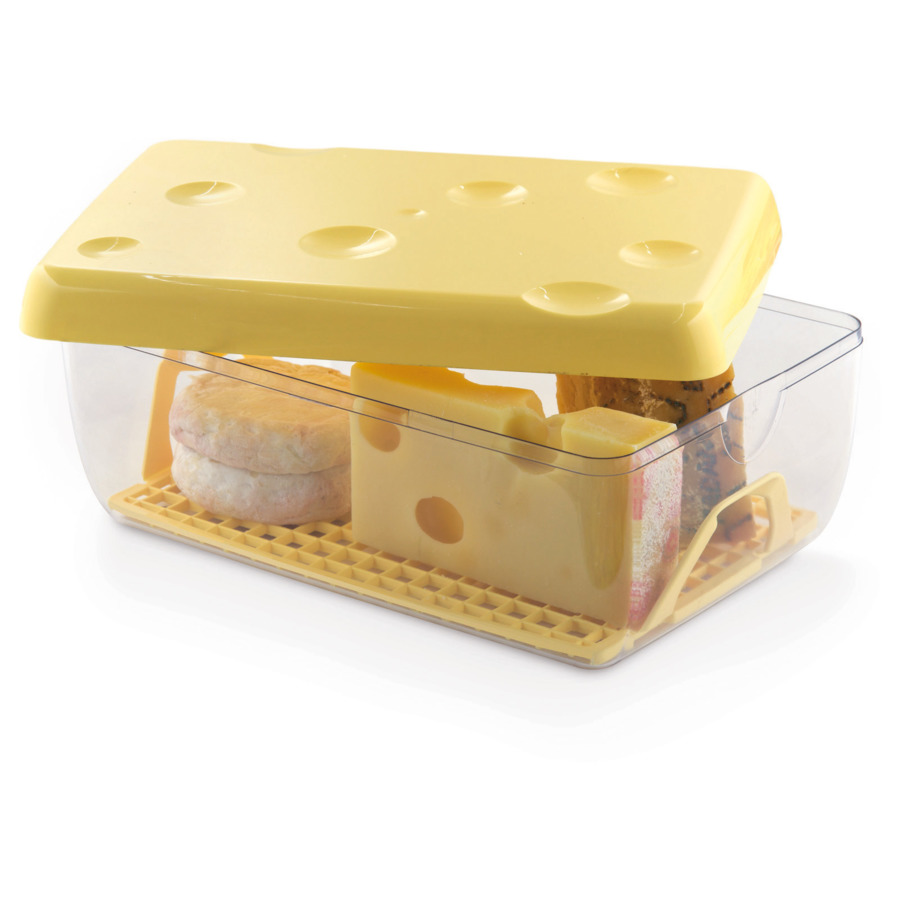 Упакуйте сыр в пластиковую или пергаментную бумагу