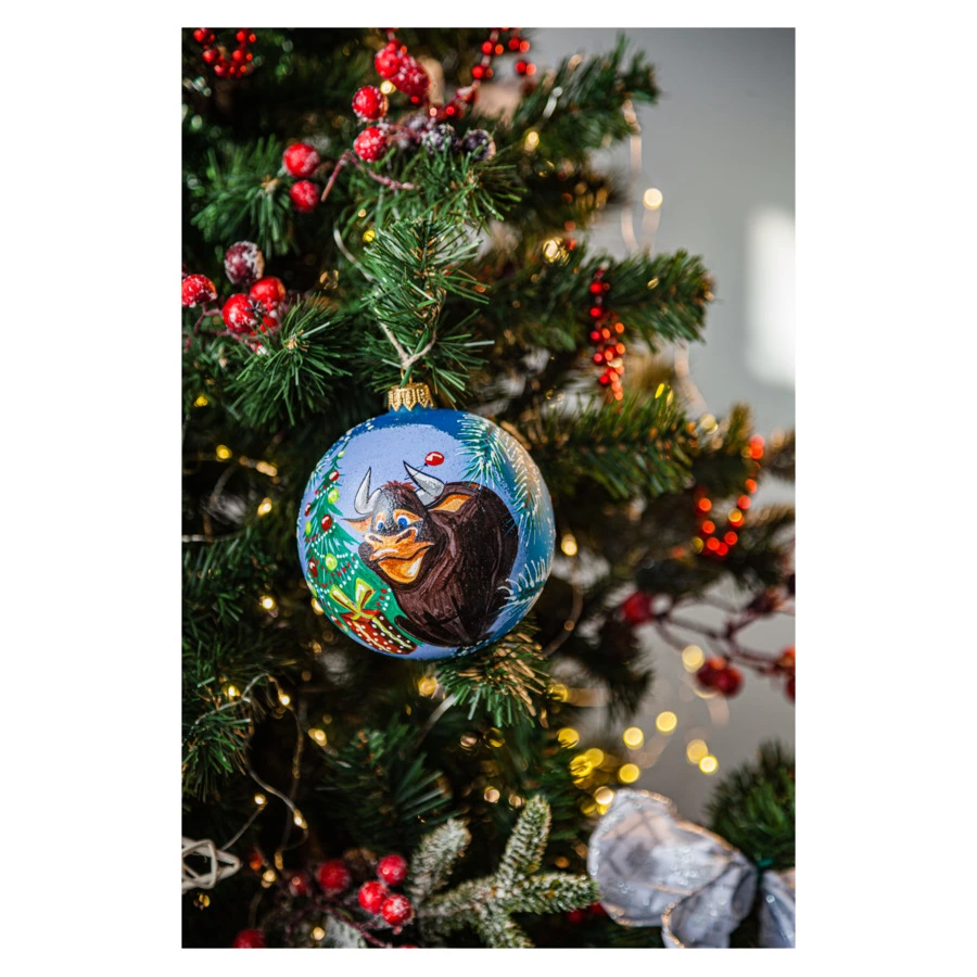 Игрушка елочная шар Bartosh Бычок у новогодней елки, стекло