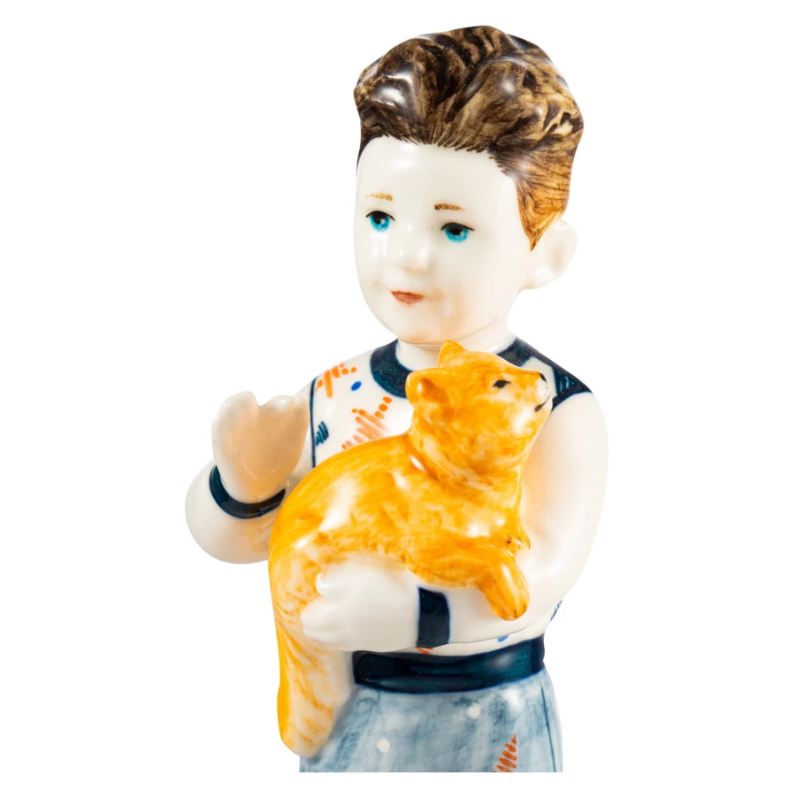 Скульптура Терра керамос Мальчи Нг с котенком 6 см, фарфор