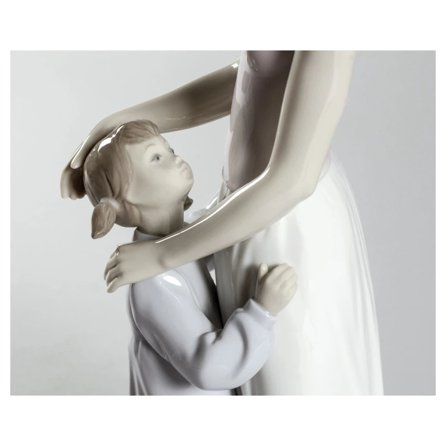 Фигурка Lladro Мамина дочка 16x36 см, фарфор