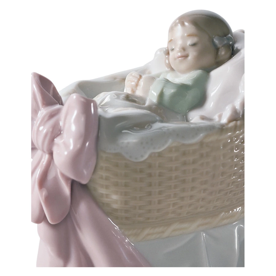 Фигурка Lladro Сокровище, девочка 7х9 см, фарфор