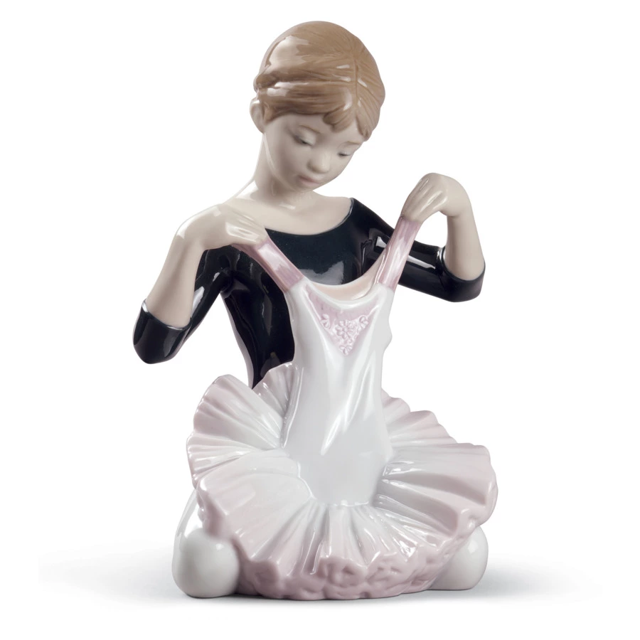 Фигурка Lladro Платье для дебюта 12х18 см, фарфор