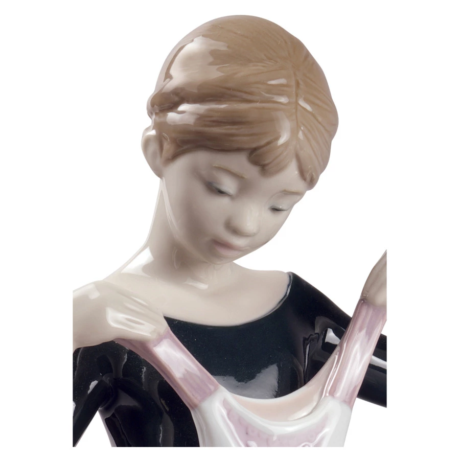 Фигурка Lladro Платье для дебюта 12х18 см, фарфор