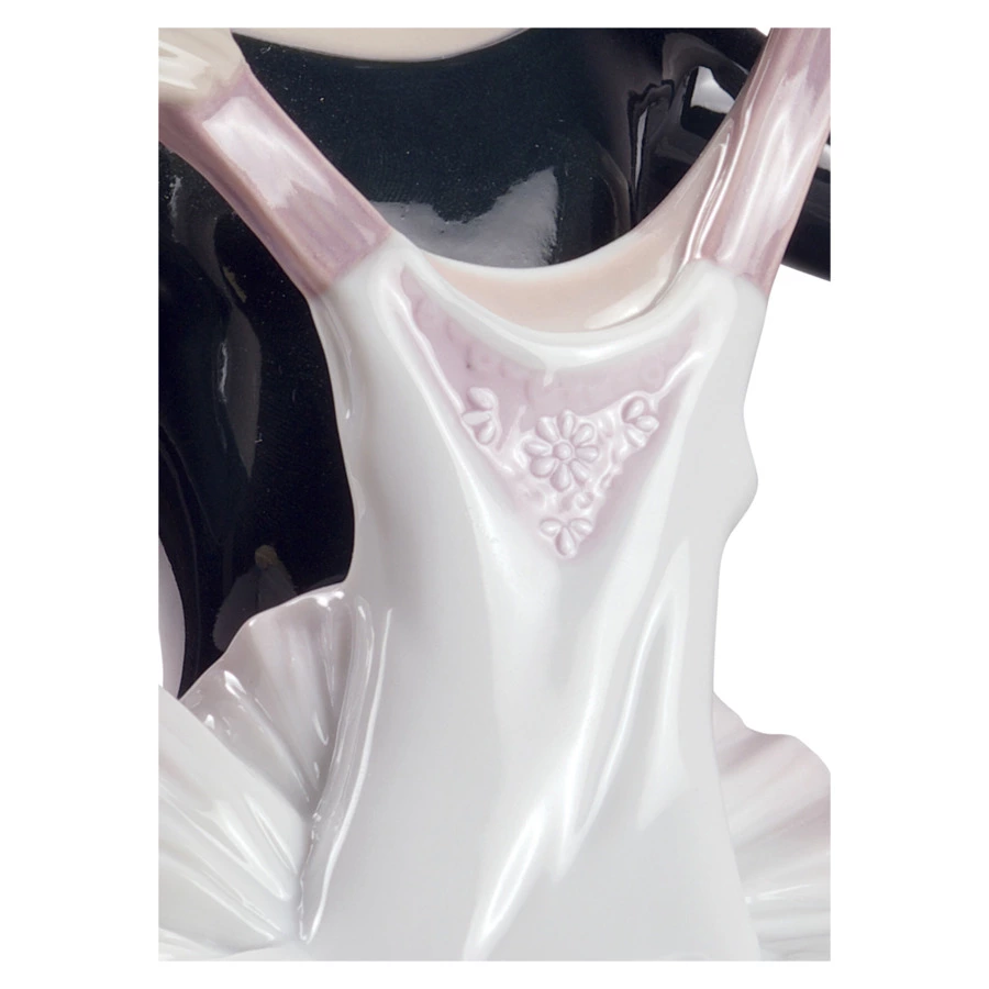 Фигурка Lladro Платье для дебюта 12х18 см, фарфор