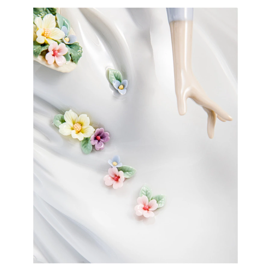 Фигурка Lladro Лепестки на ветру 20x28 см, фарфор