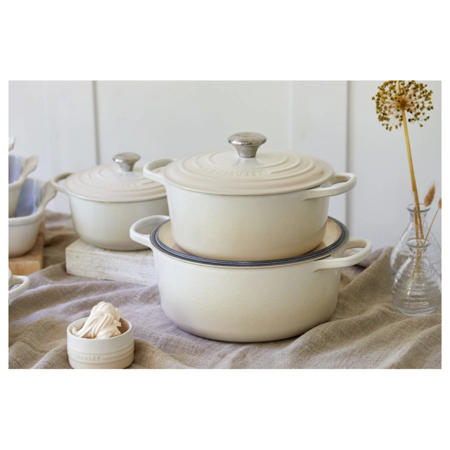 Кастрюля круглая с крышкой Le Creuset, 26см, меренга, чугун