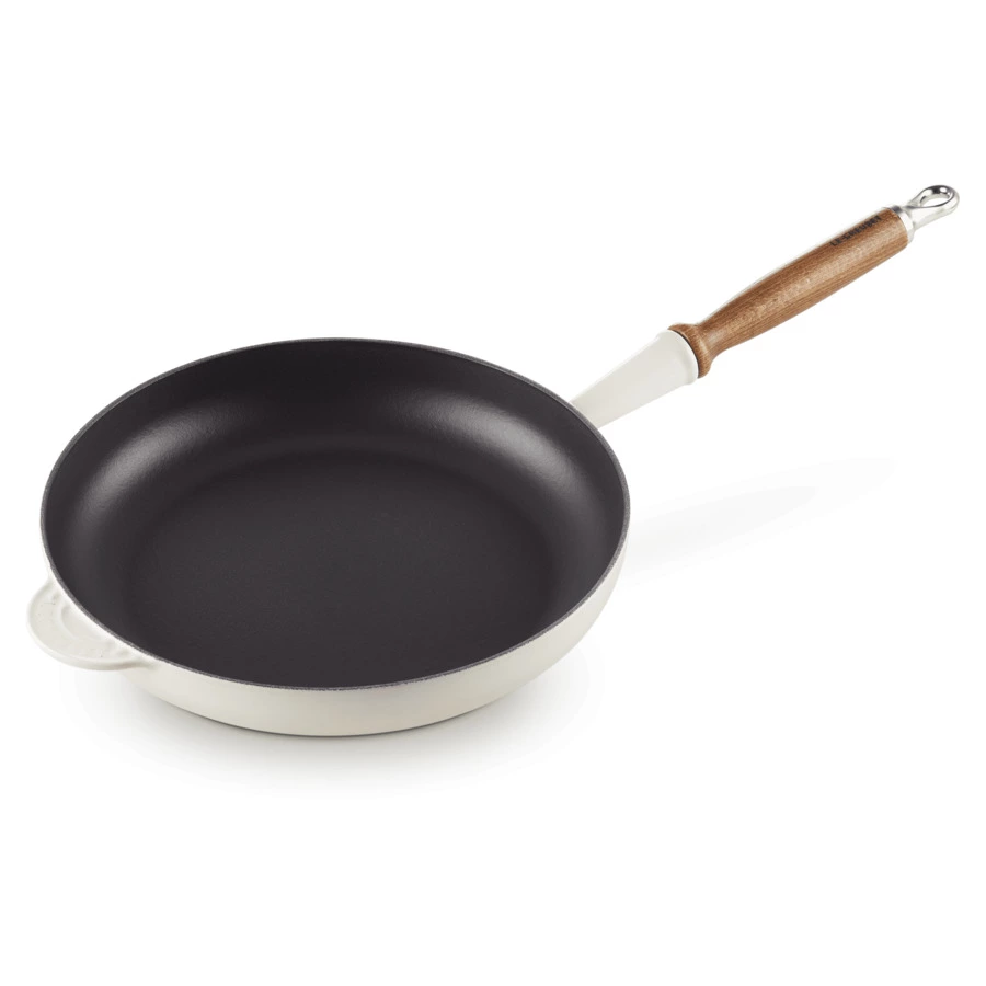 Сковорода с деревянной ручкой 28см Le Creuset чугун, меренга, для индукции (Cerise)