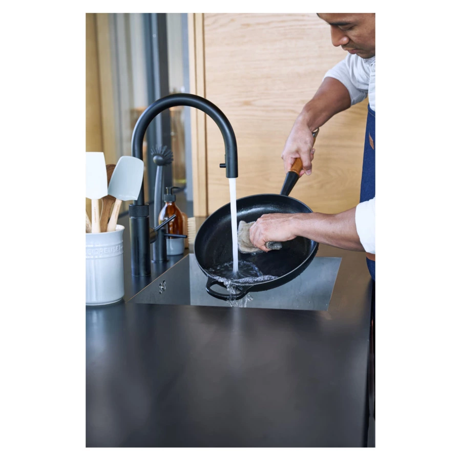 Сковорода с деревянной ручкой Le Creuset Signature 28 см, чугун, черный матовый
