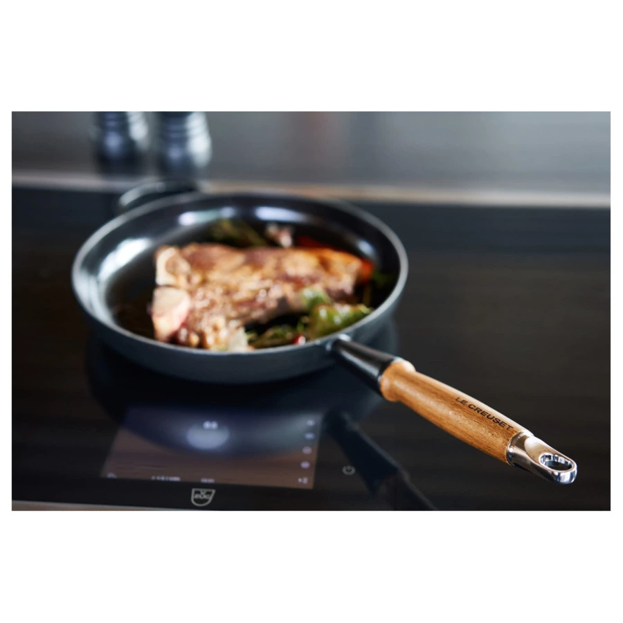Сковорода с деревянной ручкой Le Creuset Signature 28 см, чугун, черный матовый