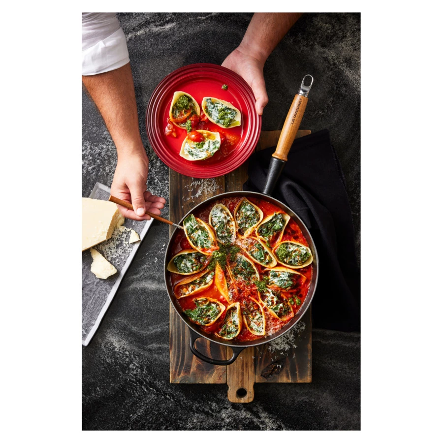 Сковорода с деревянной ручкой Le Creuset Signature 28 см, чугун, черный матовый
