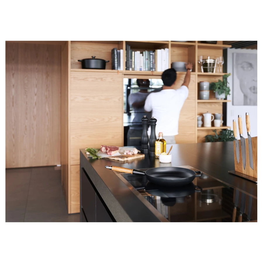 Сковорода с деревянной ручкой Le Creuset Signature 28 см, чугун, черный матовый