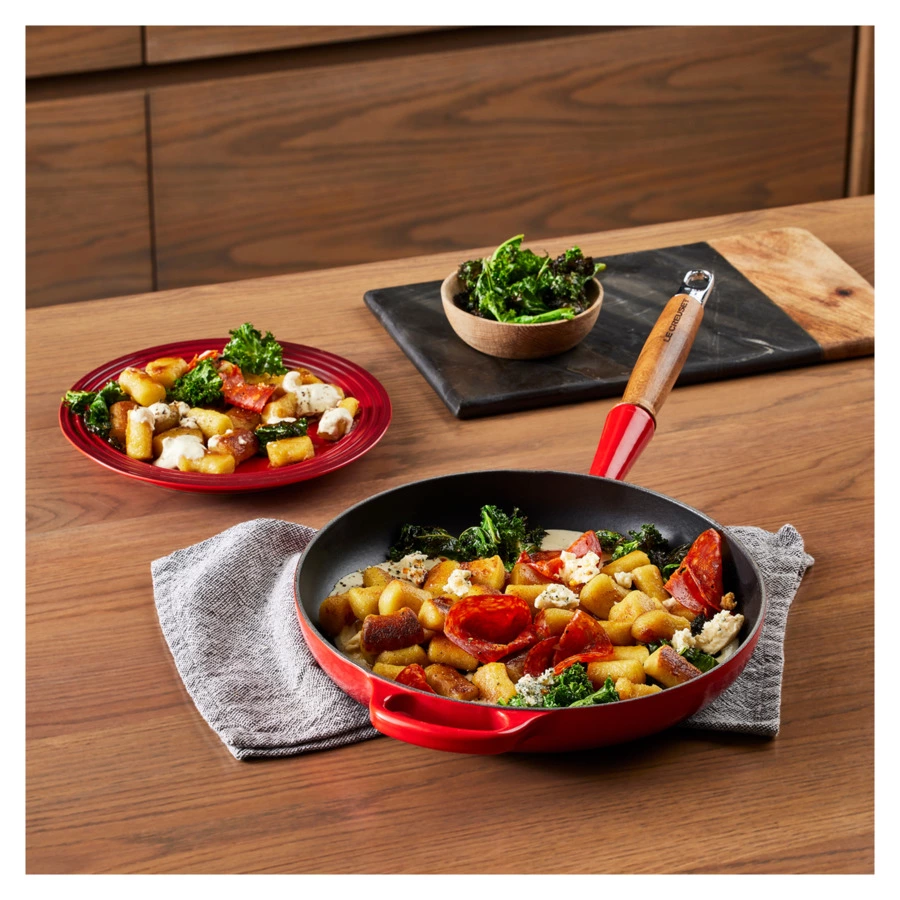 Сковорода с деревянной ручкой Le Creuset Signature 28 см, чугун, вишня