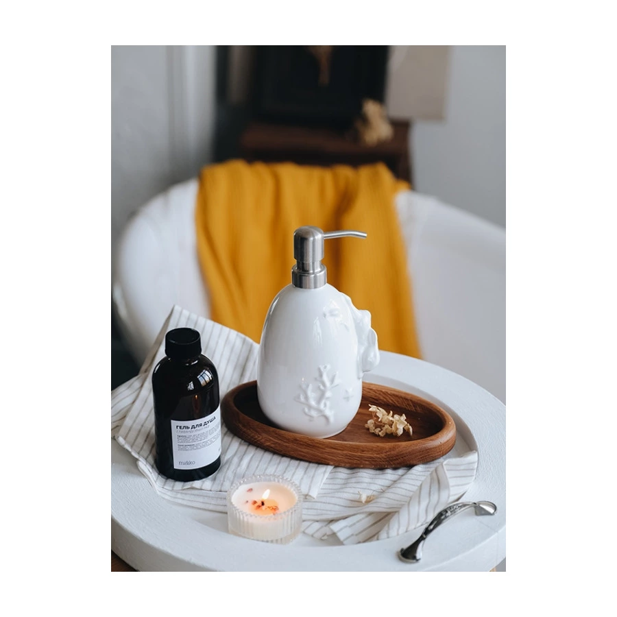 Дозатор для жидкого мыла Claystreet Кролики - чистюли Ныряльщица 670 мл, фарфор, белый