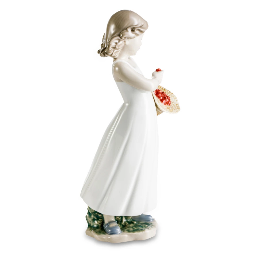 Фигурка NAO Корзина земляники 20х8х10 см, фарфор