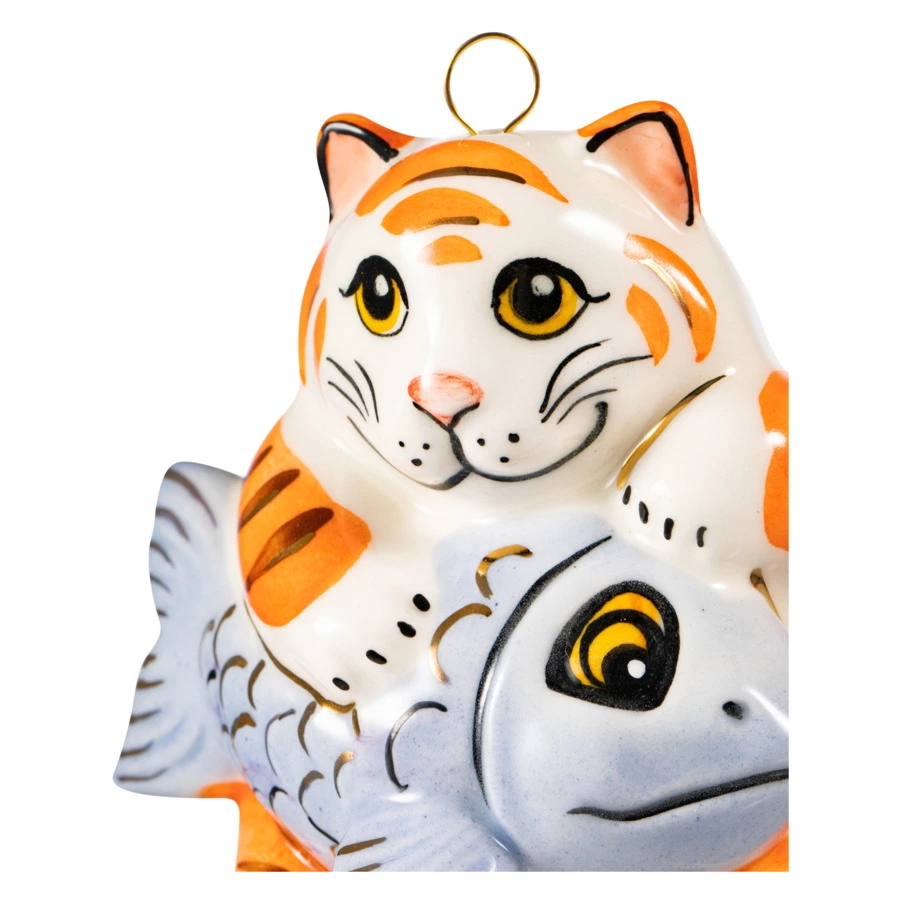 Украшение елочное Фарфоровая мануфактура Котик рыжий с рыбкой 9 см, фарфор твердый