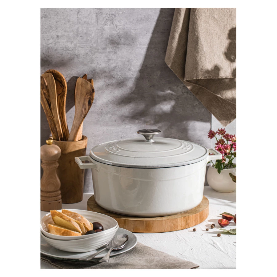 Кастрюля с крышкой LAVA Premium d28 см, 6,7 л, чугун, кремовая