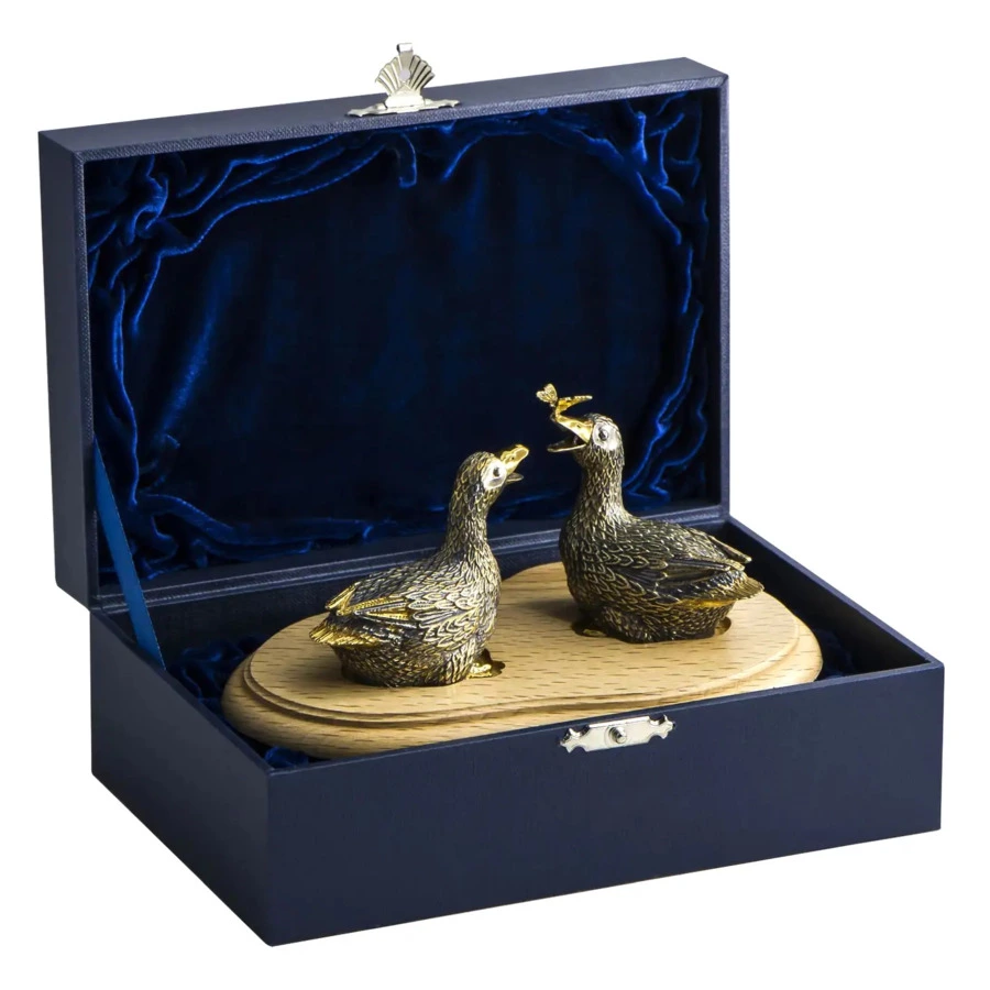 Набор из солонки и перечницы в футляре АргентА Утки 225,09 г, серебро 925, частичное позолочение