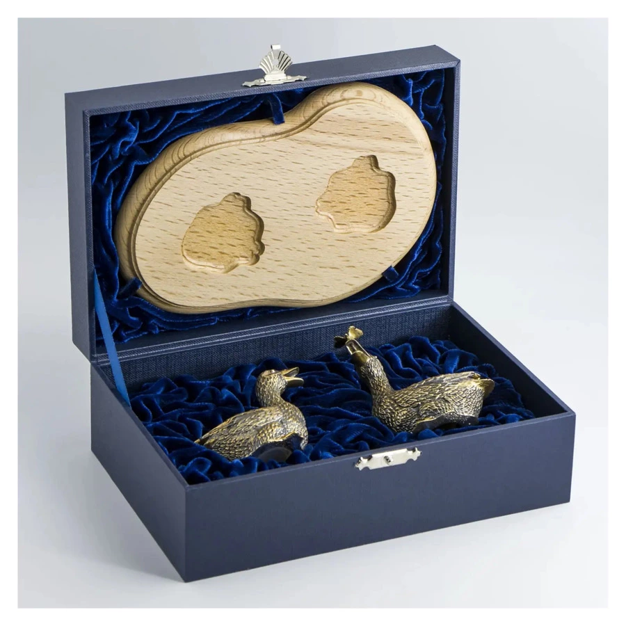 Набор из солонки и перечницы в футляре АргентА Утки 225,09 г, серебро 925, частичное позолочение