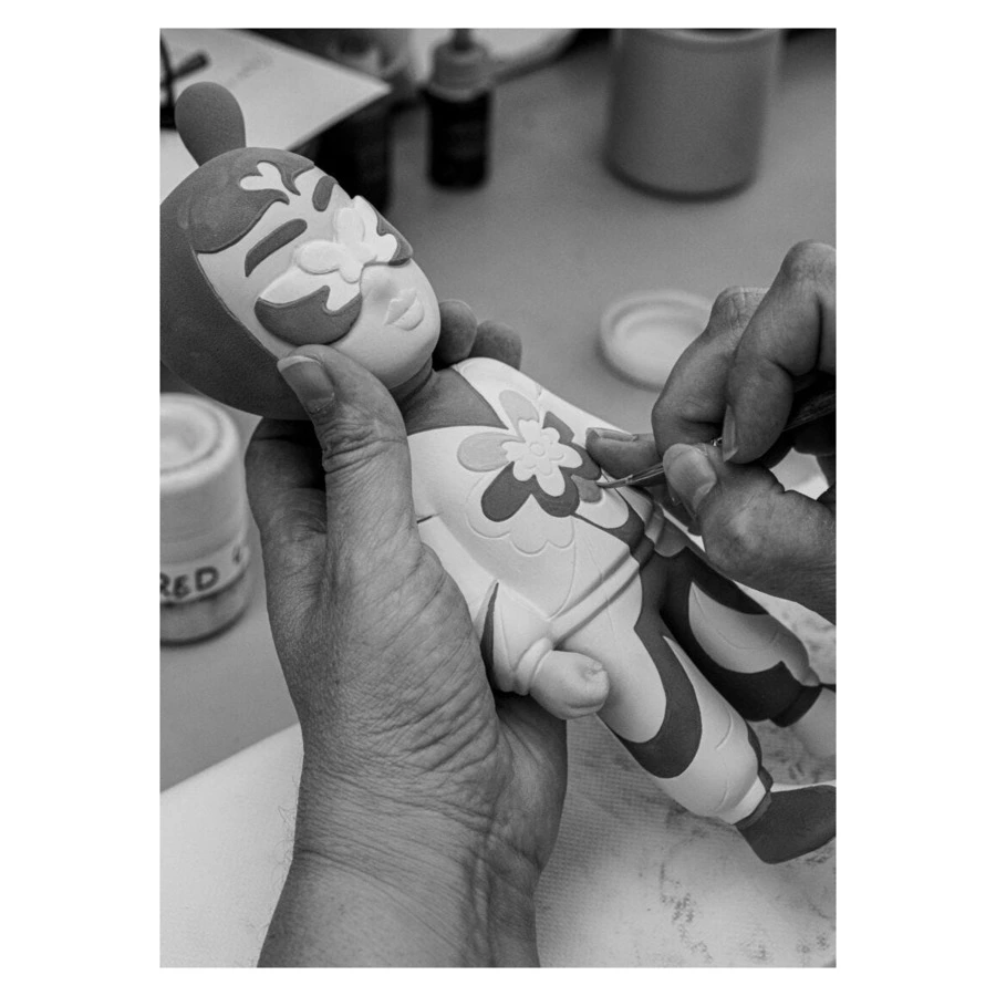 Фигурка Lladro Гость малый, дизайнер Джейд Перпл Браун 11х30 см, фарфор