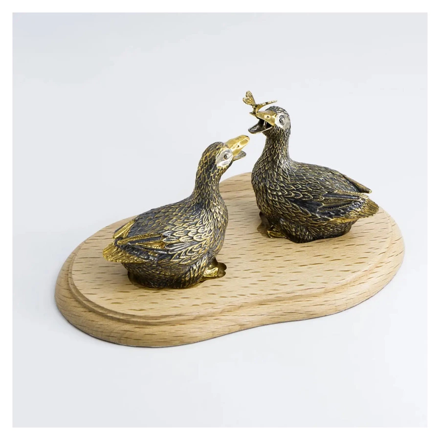 Набор из солонки и перечницы в футляре АргентА Утки 219,95 г, серебро 925, частичное позолочение