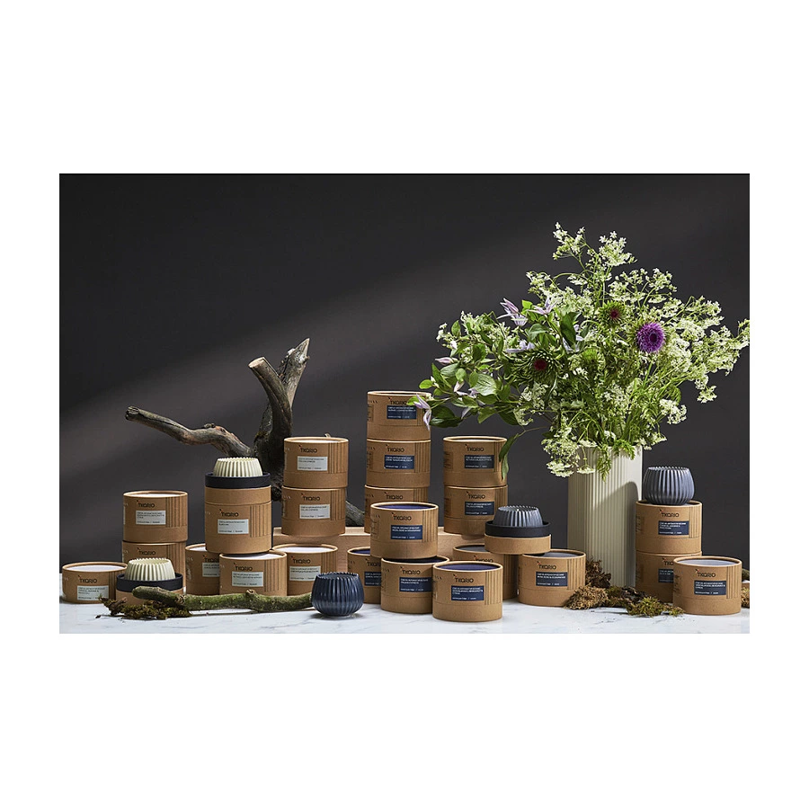 Свеча ароматическая Tkano Edge Hugs and Cookies, 30 часов, серая