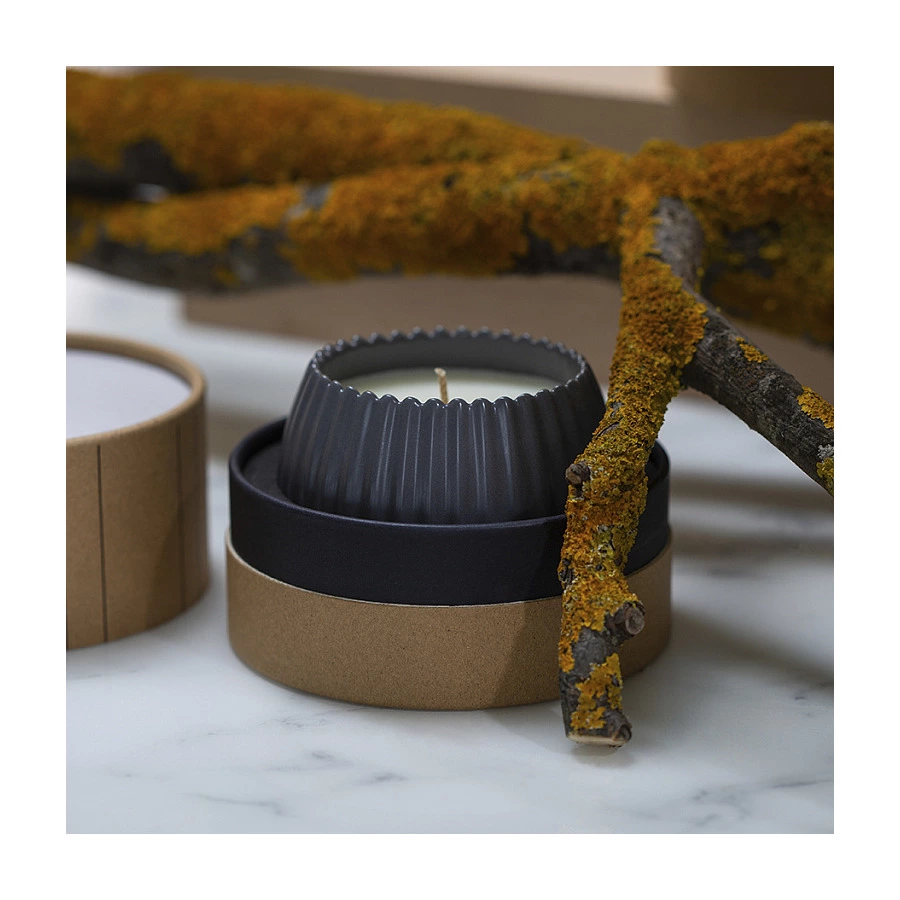 Свеча ароматическая Tkano Edge Hugs and Cookies, 30 часов, серая