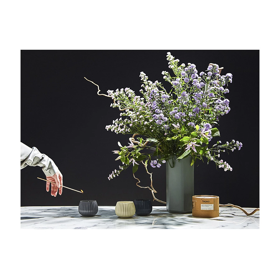 Свеча ароматическая Tkano Edge Spicy Snowflakes, 30 часов, серая