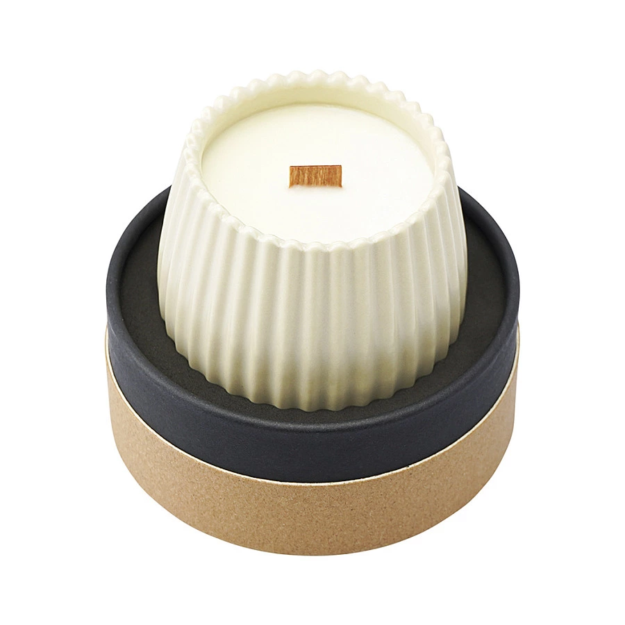 Свеча ароматическая с деревянным фитилем Tkano Edge Green tea & Pear blossom 60 часов, бежевая