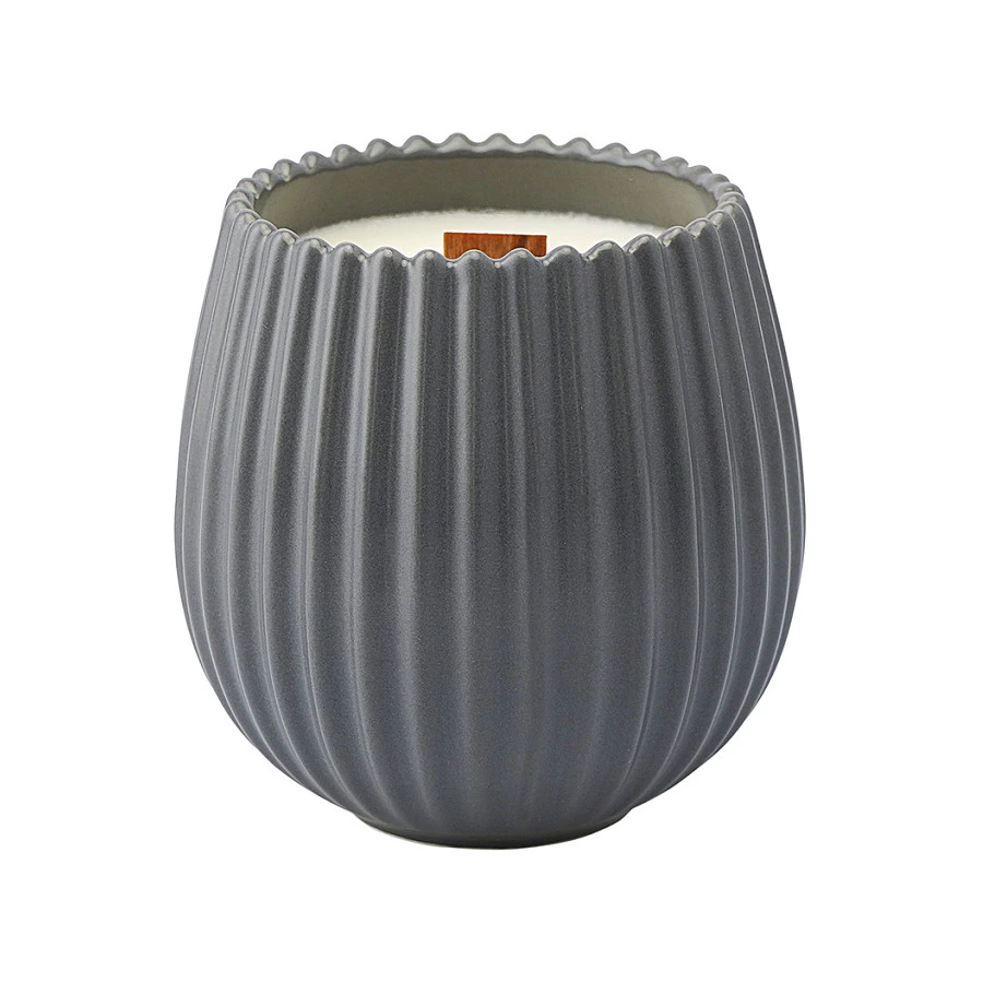 Свеча ароматическая с деревянным фитилем Tkano Edge Hugs and Cookies, 60 часов, серая