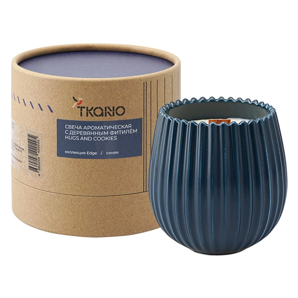 Свеча ароматическая с деревянным фитилем Tkano Edge Hugs and Cookies, 60 часов, синяя