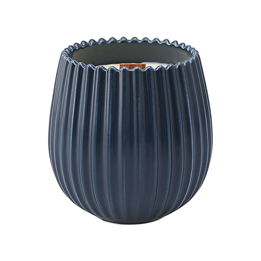 Свеча ароматическая с деревянным фитилем Tkano Edge Hugs and Cookies, 60 часов, синяя