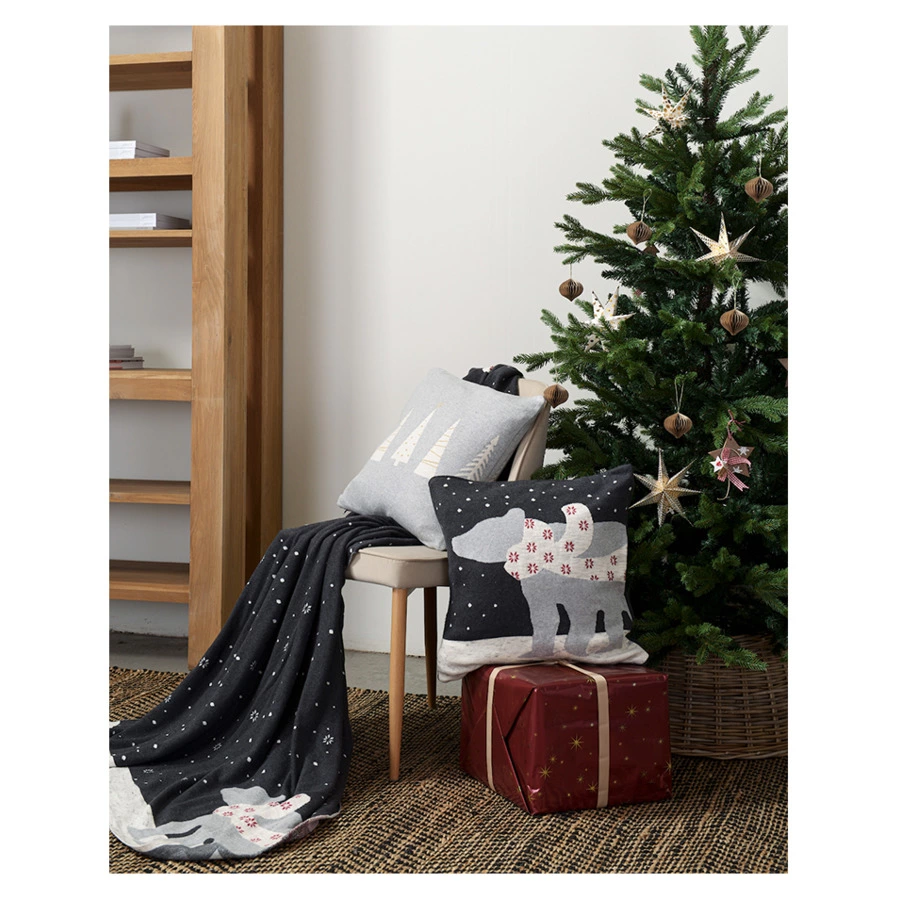 Плед из хлопка с новогодним рисунком Tkano Polar bear New Year Essential, 130х180 см