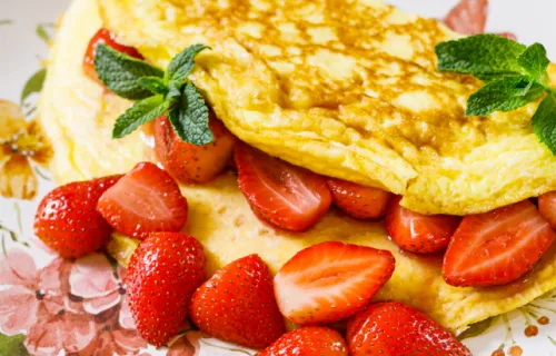 Омлет с рикоттой и клубникой