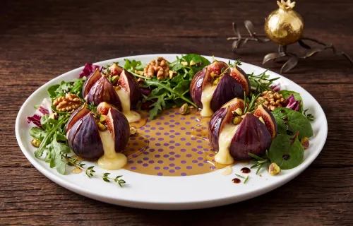Салат с запечённым инжиром и сыром бри