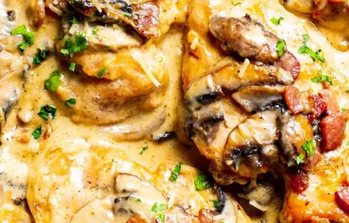 Куриное филе с лесными грибами в сливочном соусе