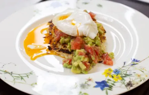 Драники из кабачков с рикоттой, гуакамоле и яйцом пашот