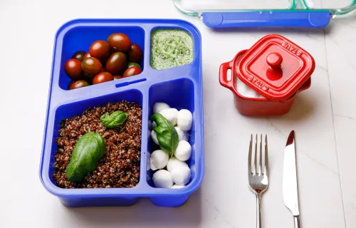 Боул с киноа, ПП-песто, черри и моцареллой