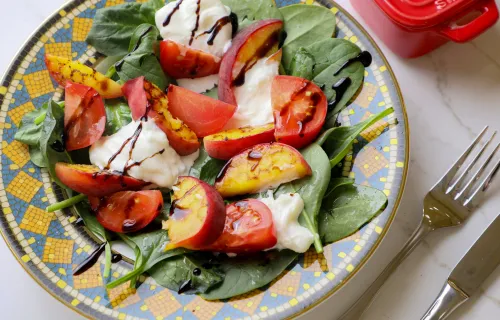 Салат с персиками гриль и страчателлой 