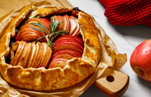 Галета с яблоками и клюквенным соусом