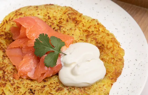 Большой драник с красной рыбой и сметаной